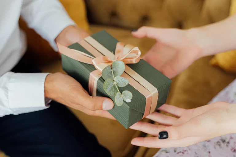 How Customized Corporate Gifts in UAE Can Strengthen Business Relationships